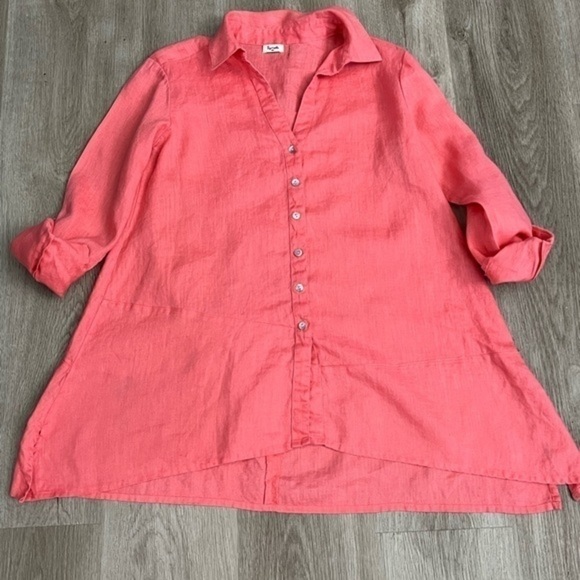 Simple, coral pink oversized buttoned down linen shirt. - Picture 3 of 16